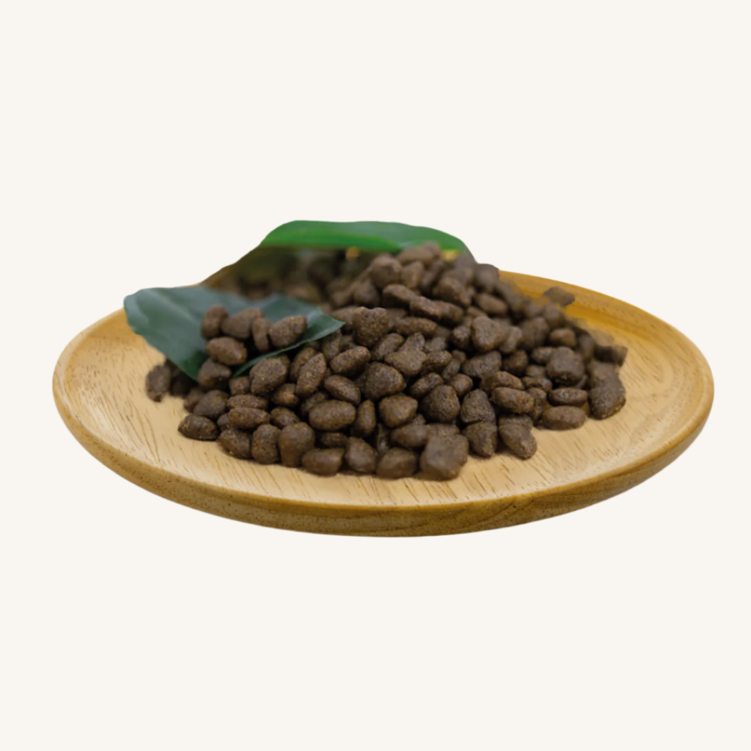 Natural Greatness ǀ MINI ADULT pasji briketi - OBČUTLJIVA KOŽA (losos) od Natural Greatness | Na voljo pri Forapet